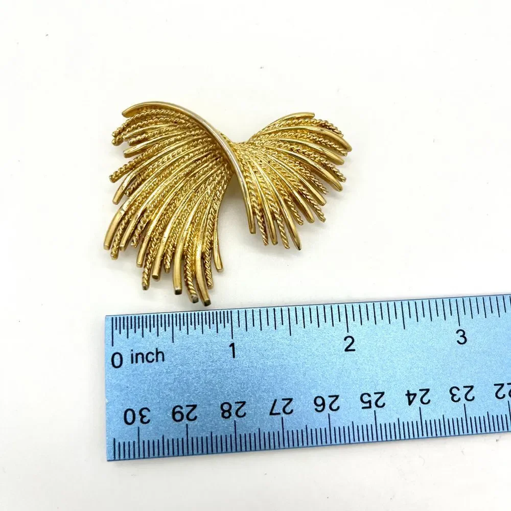 Monet Gold Tone‎ Feather Rope Texture Brooch Pin Vintage Statement Jewelry